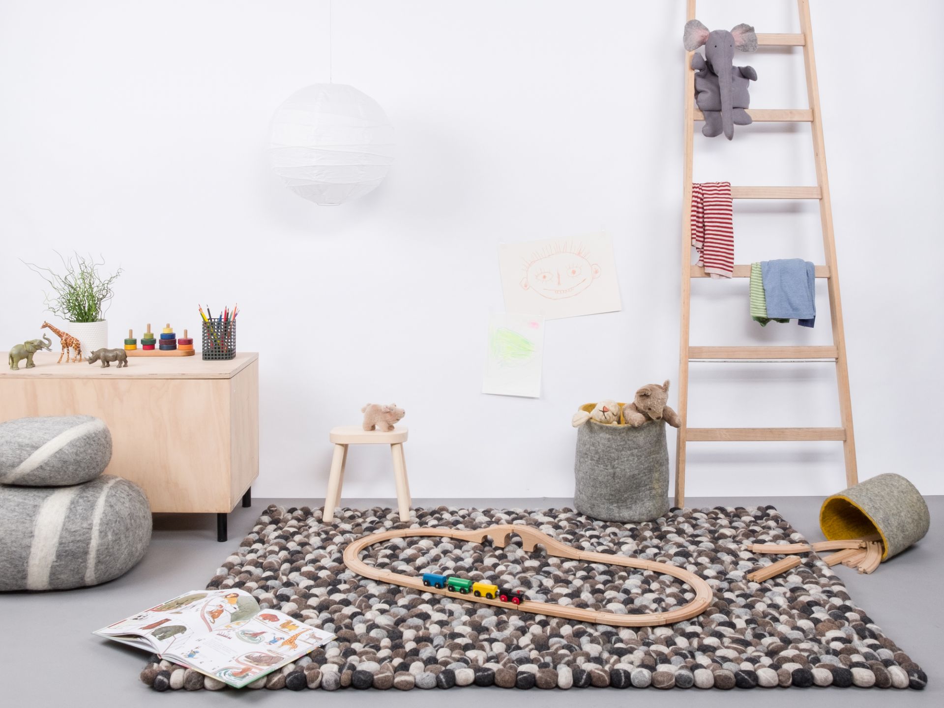 Kinderzimmer mit Filzkugel Teppich 120x170 cm von myfelt, Spielzeug und kindgerechter Dekoration.