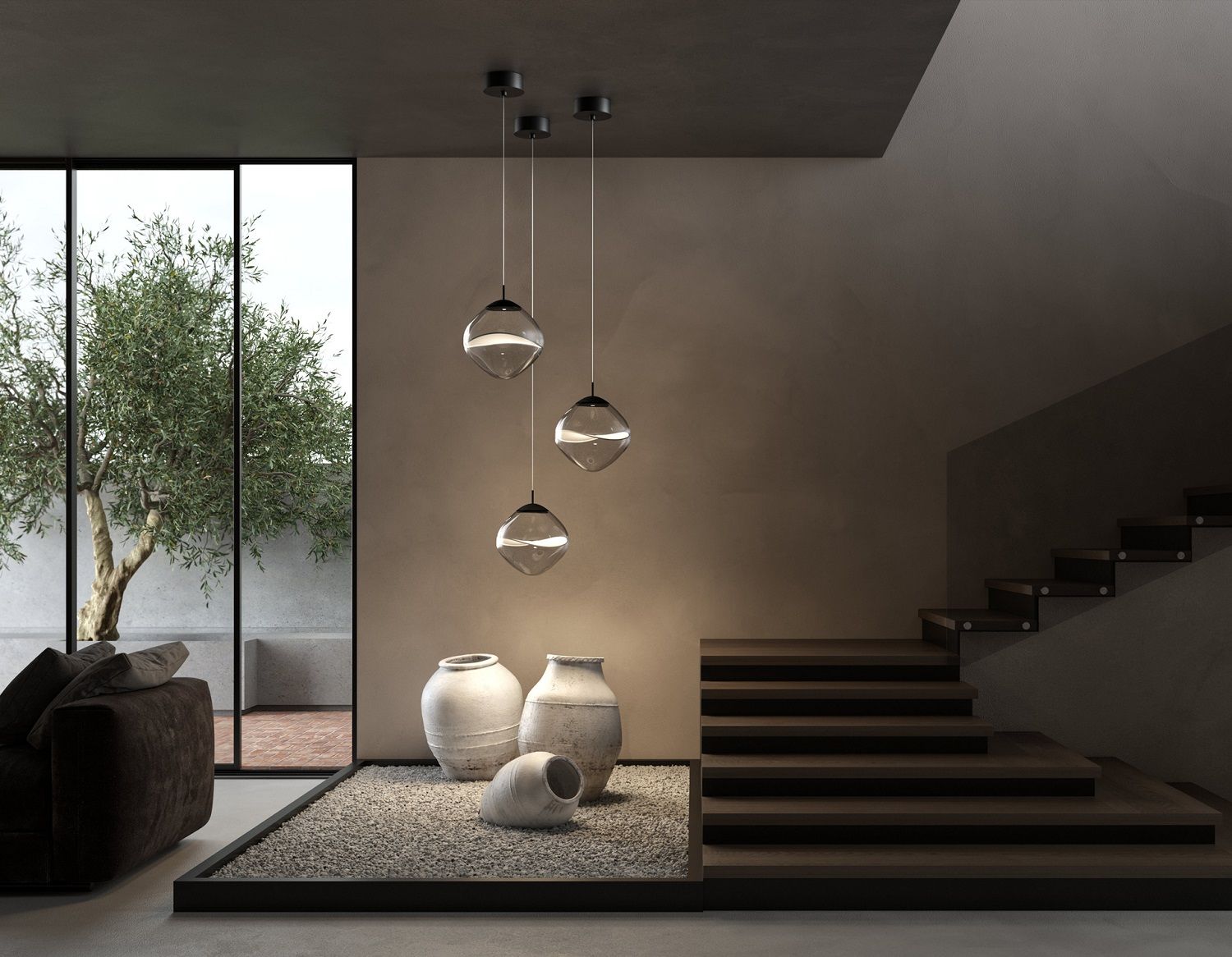 Drei Aether Pendelleuchten von Lumina über Vasen in modernem Wohnzimmer mit Treppe und Fenster.