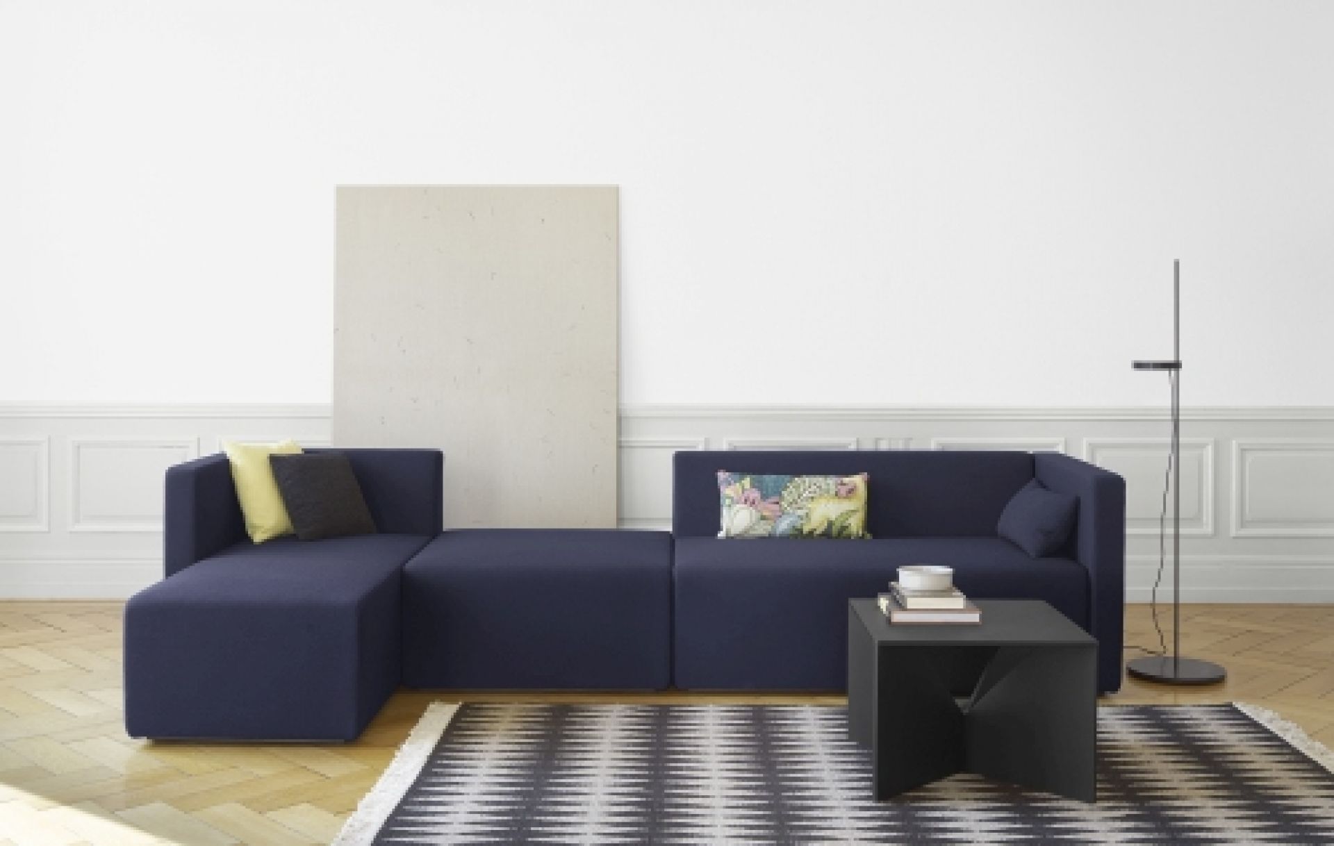 SF06 Kerman Modulsofa von e15 in Dunkelblau, kombiniert mit Couchtisch und gemustertem Teppich.
