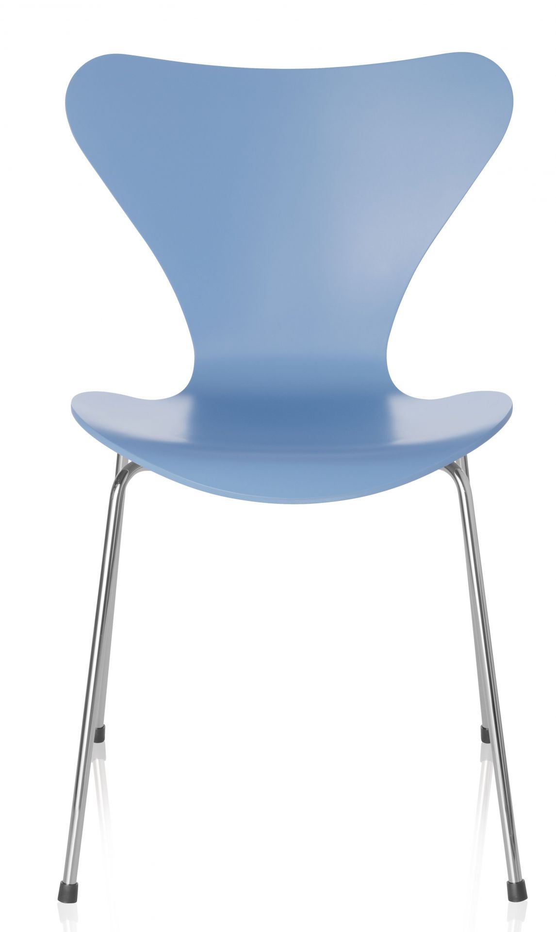 Fritz Hansen Serie 7 Stuhl 3107 in Hellblau mit Chromgestell, Frontansicht. Designklassiker für Esszimmer und Büro.