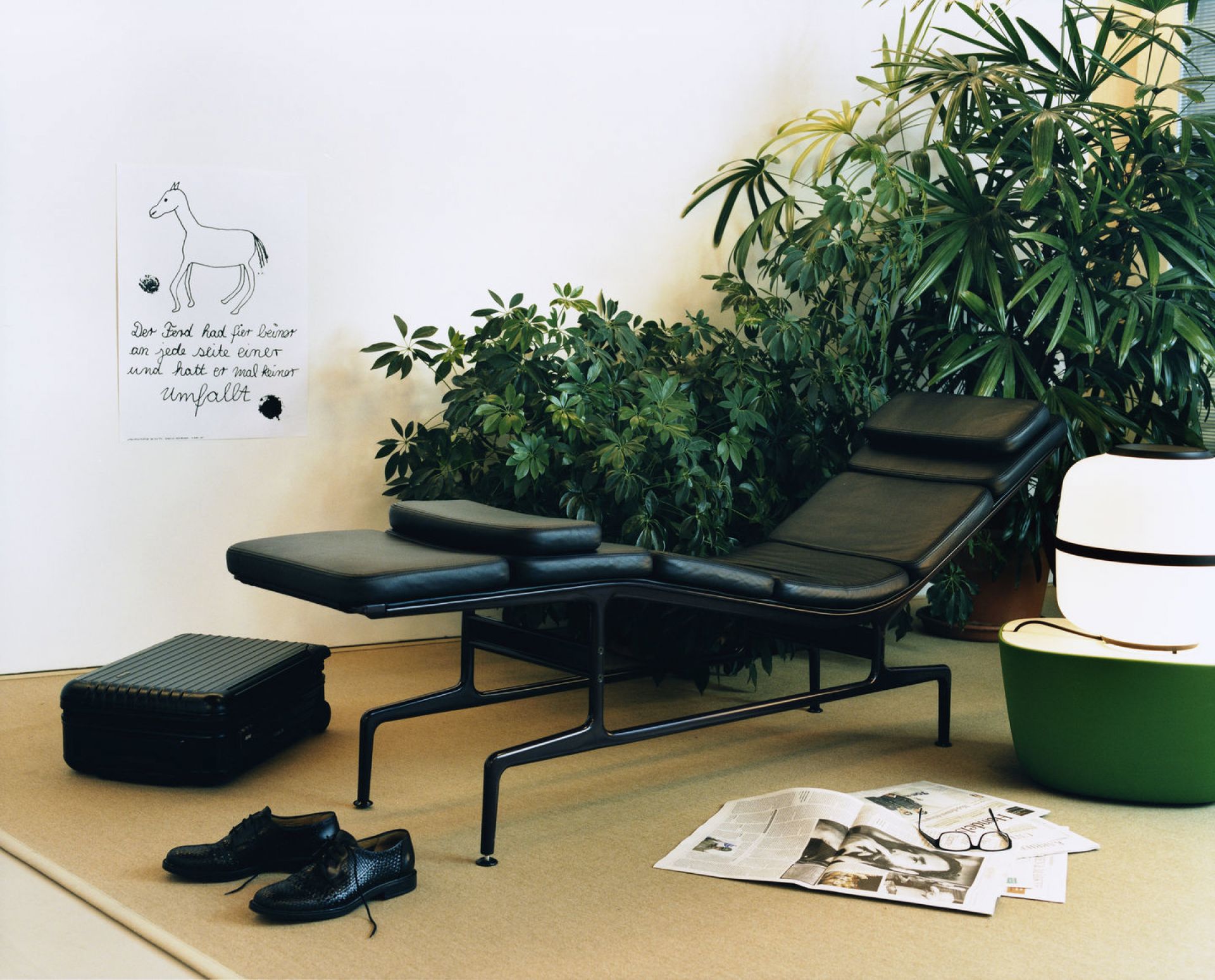 Schwarze Vitra Soft Pad Chaise ES 106 Liege aus Leder in einem stilvollen Wohnraum.