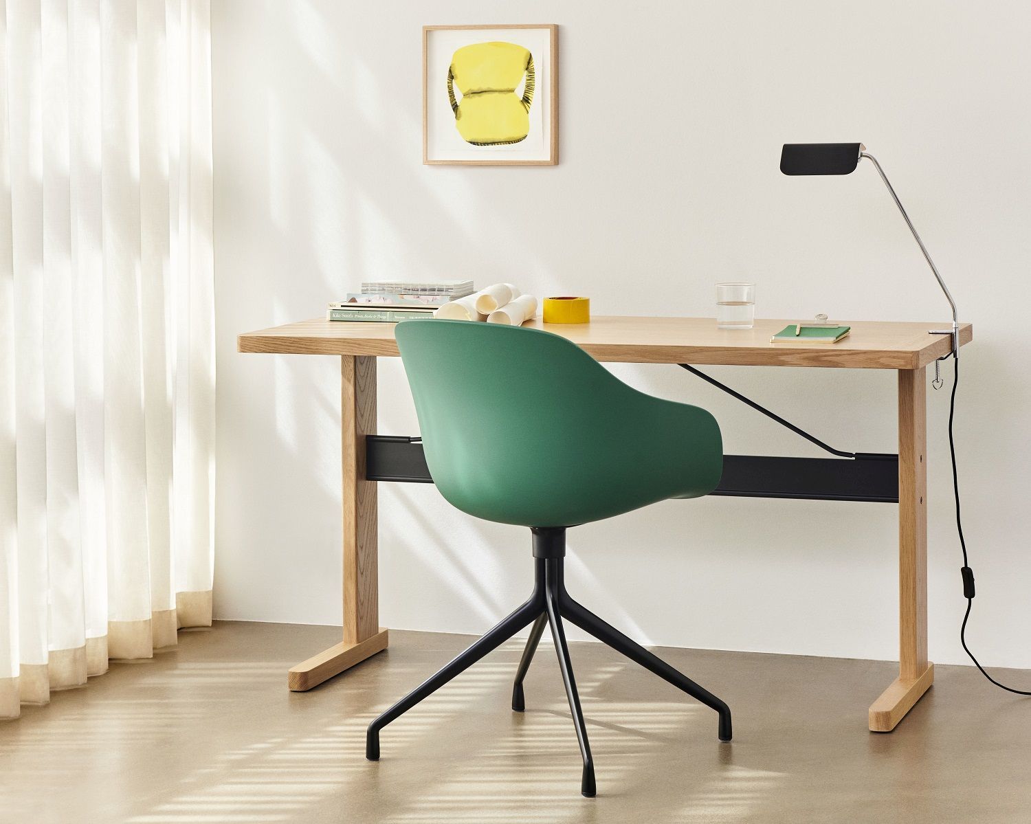 Grüner Hay AAC 220 Stuhl am Schreibtisch mit Lampe und Deko, modernes Arbeitszimmer Design.