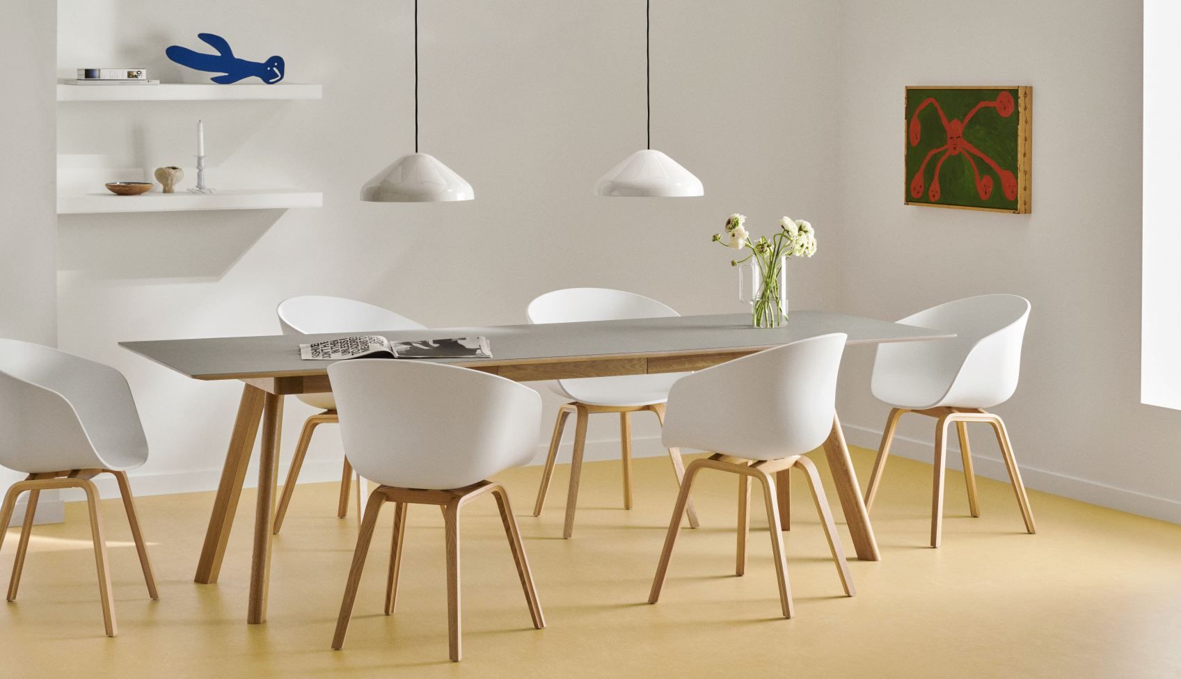 Esszimmer mit Hay AAC22 Stühlen in Weiß und Eiche, moderner skandinavischer Stil.