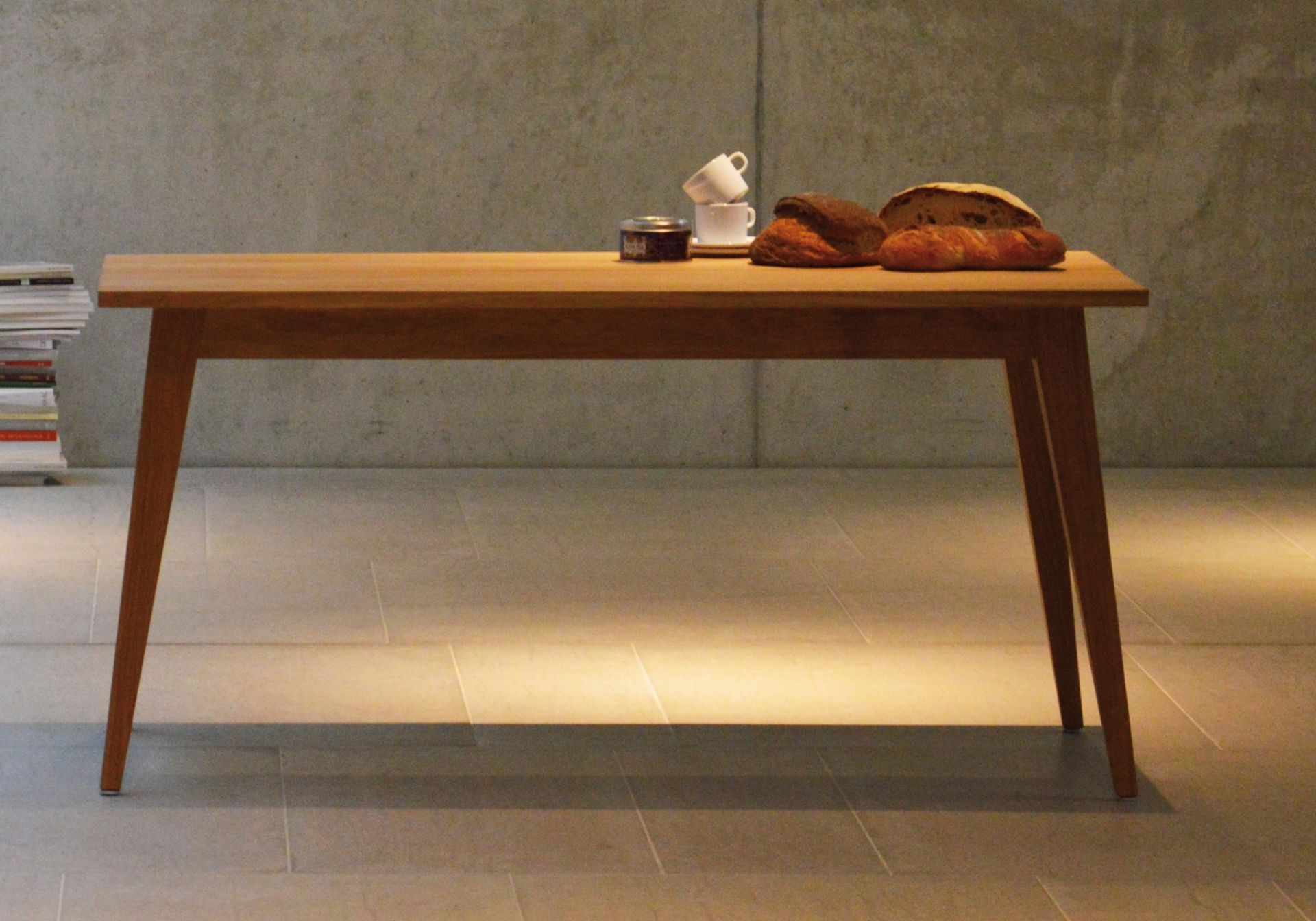 Xaver Tisch von Jan Kurtz, 150 cm, aus hellem Holz mit Brot und Kaffeetassen.