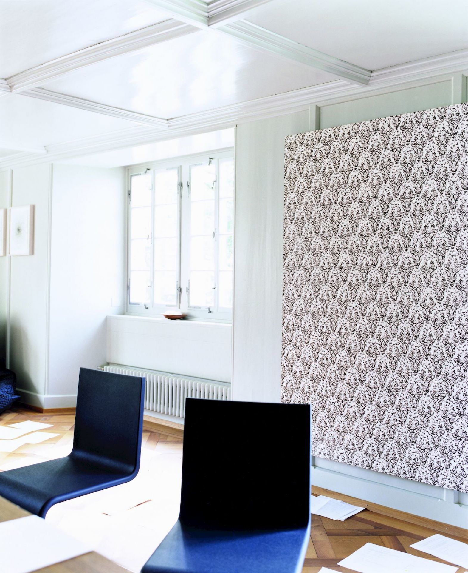 .05 Stuhl von Vitra in Schwarz, minimalistisches Design für modernes Wohnen und Büro, Innenaufnahme.