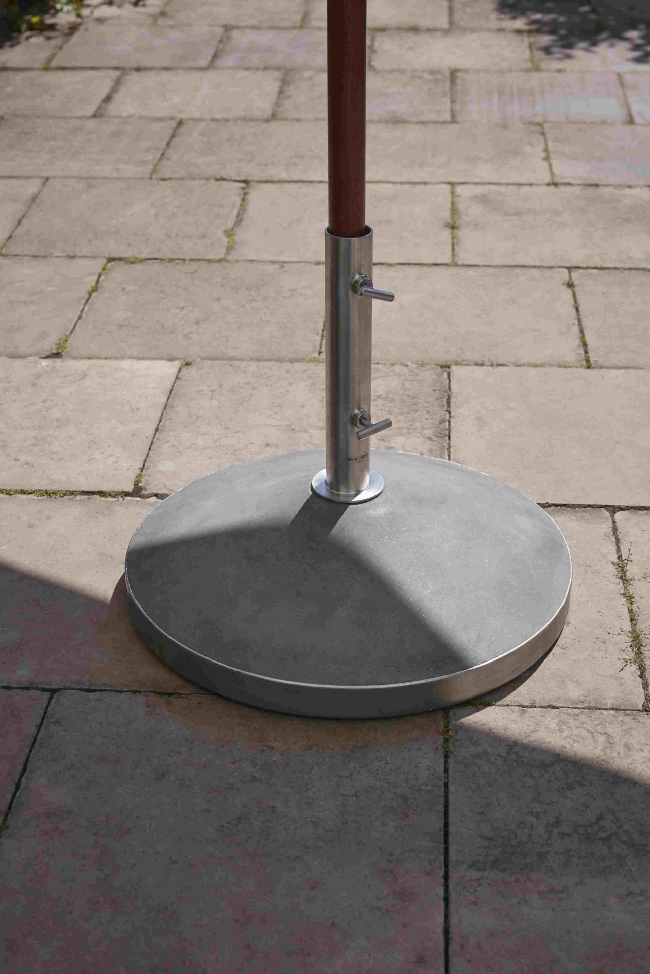 Capri Sonnenschirmfuß von Skagerak by Fritz Hansen, 50 kg, aus Beton und Edelstahl.