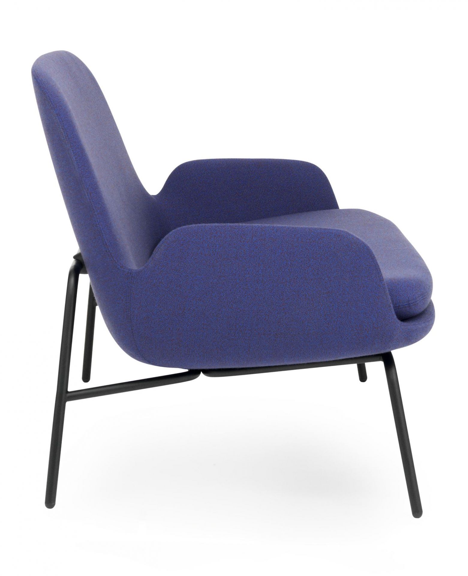 Blauer Era Sessel von Normann Copenhagen mit schwarzem Metallgestell, Seitenansicht. Designermöbel für Wohnzimmer.