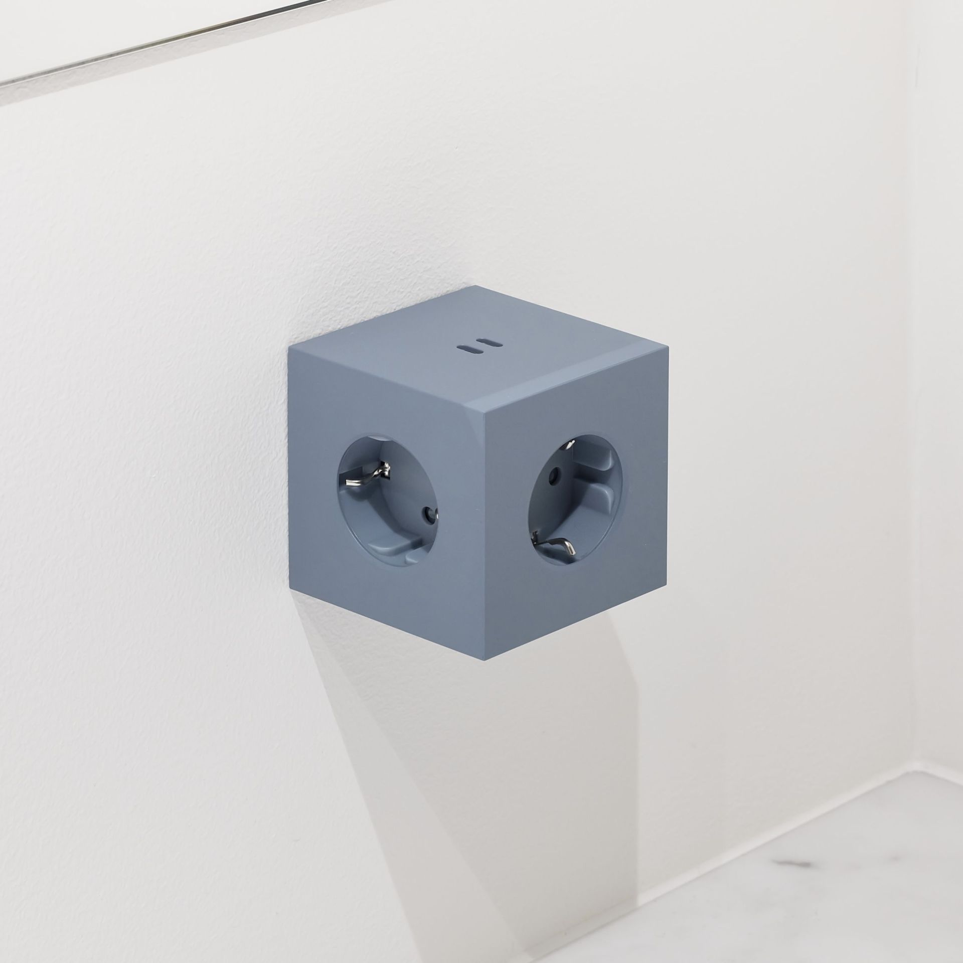 Blauer Square 2 Avolt Steckdosenwürfel mit USB-C, moderne Stromversorgung für Zuhause und Büro.