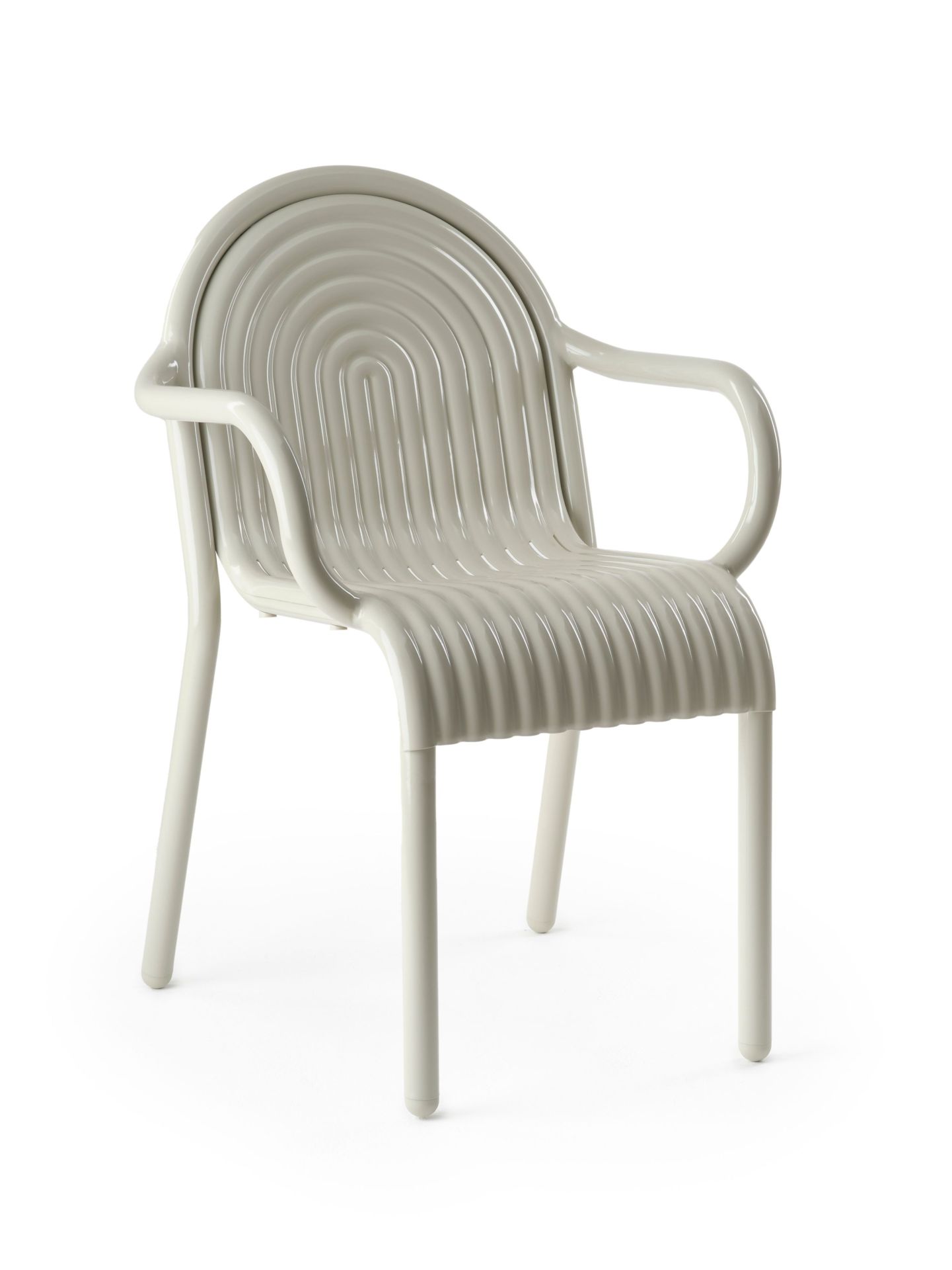 Groove Armlehnstuhl von Tom Dixon in Putty: Moderner Outdoor Stuhl mit Armlehnen für Garten und Terrasse.