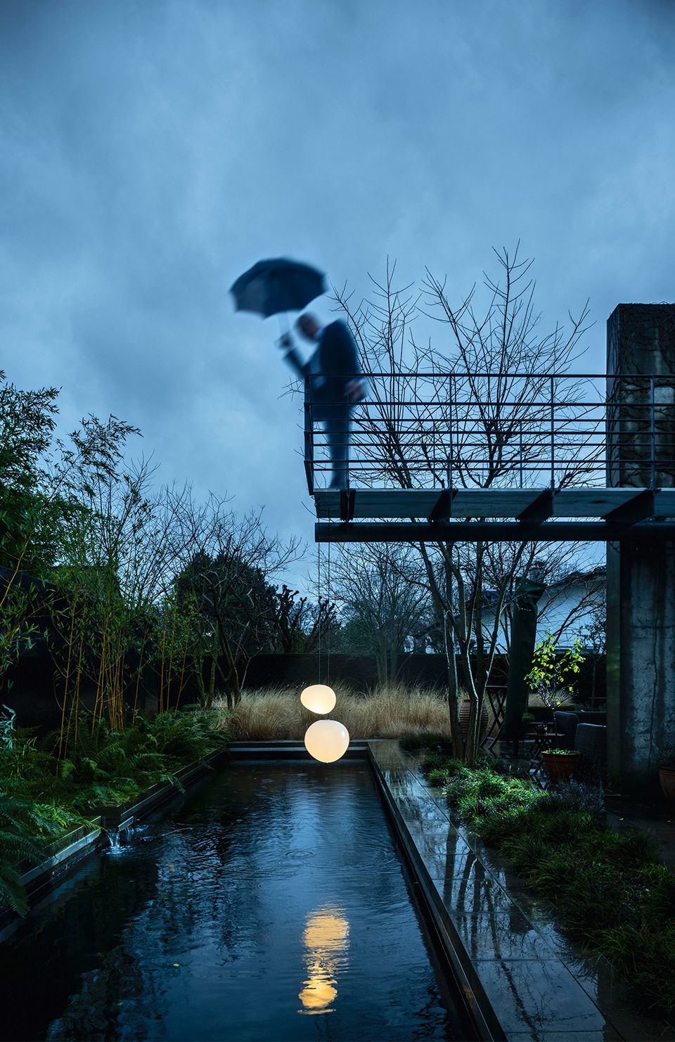Gregg Outdoor Pendelleuchte von Foscarini über Teich, reflektiert im Wasser. Gartenbeleuchtung.