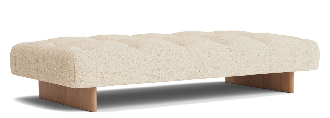 Quilton Daybed Liege von Hay in Beige mit Knopfheftung und Holzfüßen.