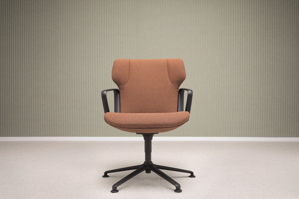 Wilkhahn Intra Konferenzsessel 295/6 in Braun mit schwarzem Fußkreuz, ideal für moderne Büros.