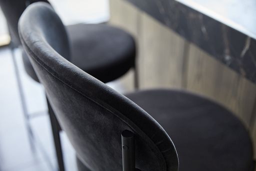 Detailaufnahme eines grauen Series 430 Barhockers von Verpan mit Samtbezug und Metallgestell.