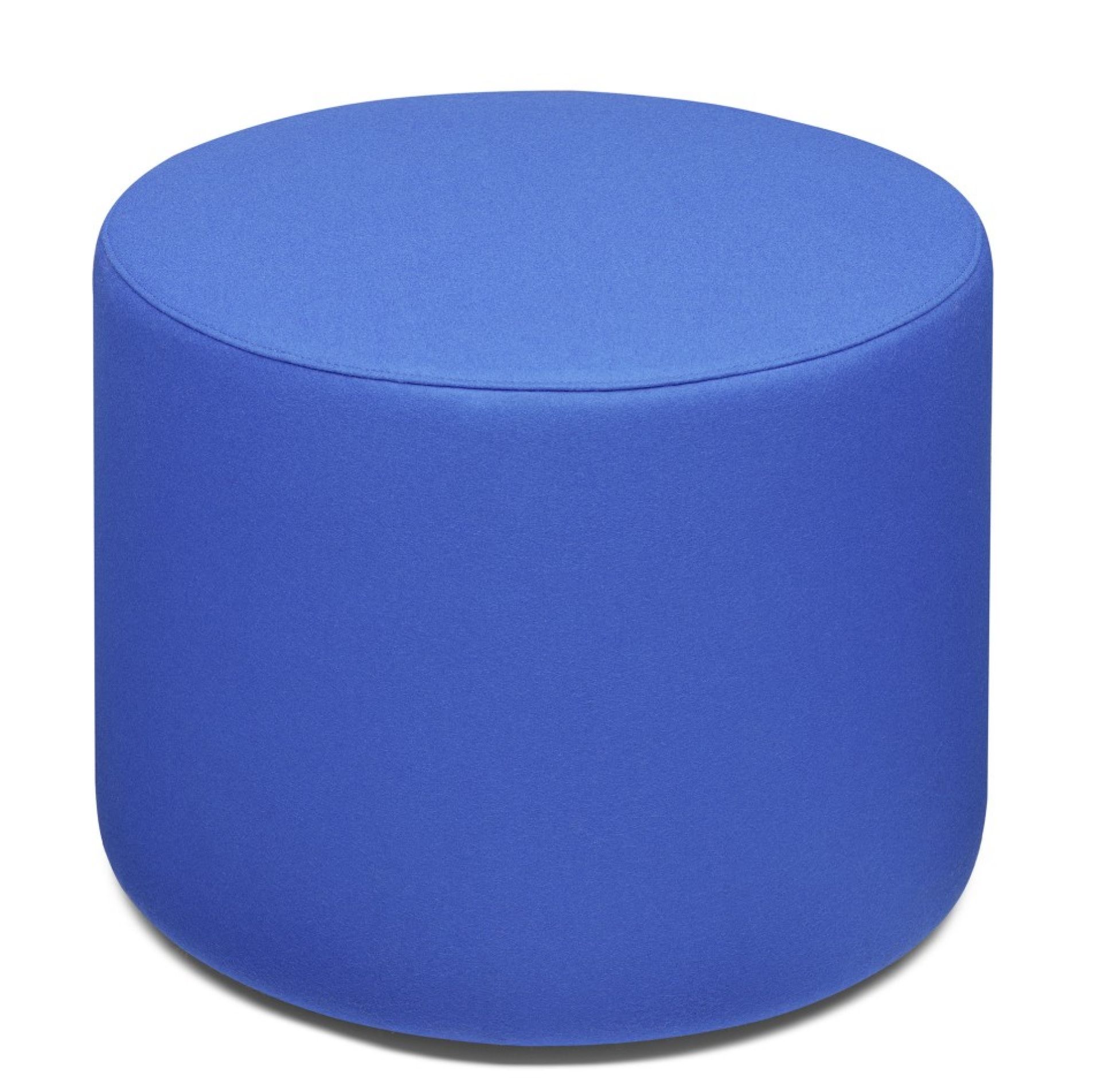 Blauer SF06 Kerman Hocker von e15, Teil eines modularen Sofasystems, modernes Möbeldesign.