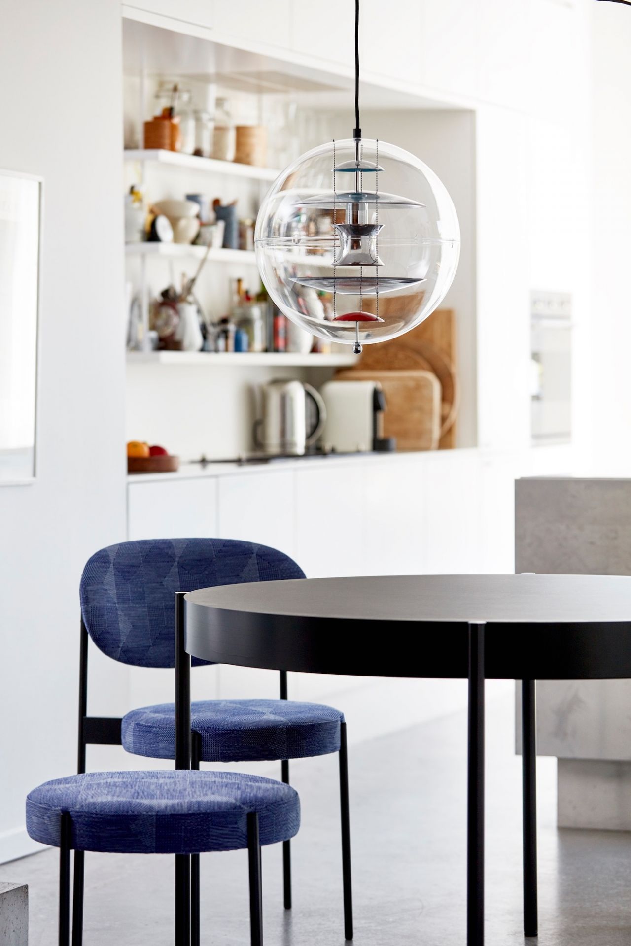 Verpan Series 430 Tisch mit blauen Stühlen und einer modernen Pendelleuchte in einer hellen Küche.
