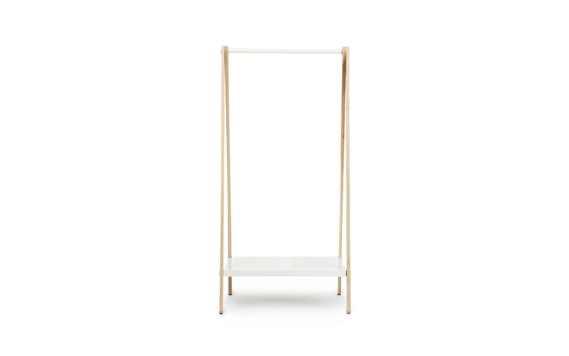 Toj Kleiderständer von Normann Copenhagen, minimalistisches Design mit hellem Holz und weißer Ablage.