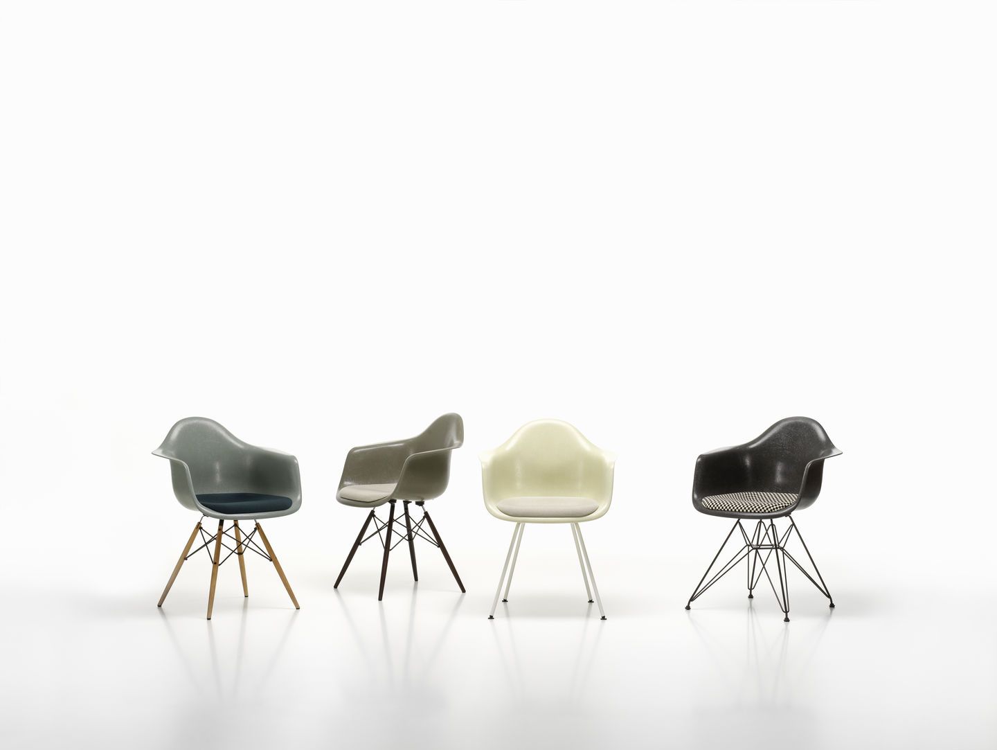 Vitra Eames Plastic Arm Chair DAX Stuhl in verschiedenen Farben und Gestellvarianten auf weißem Hintergrund.