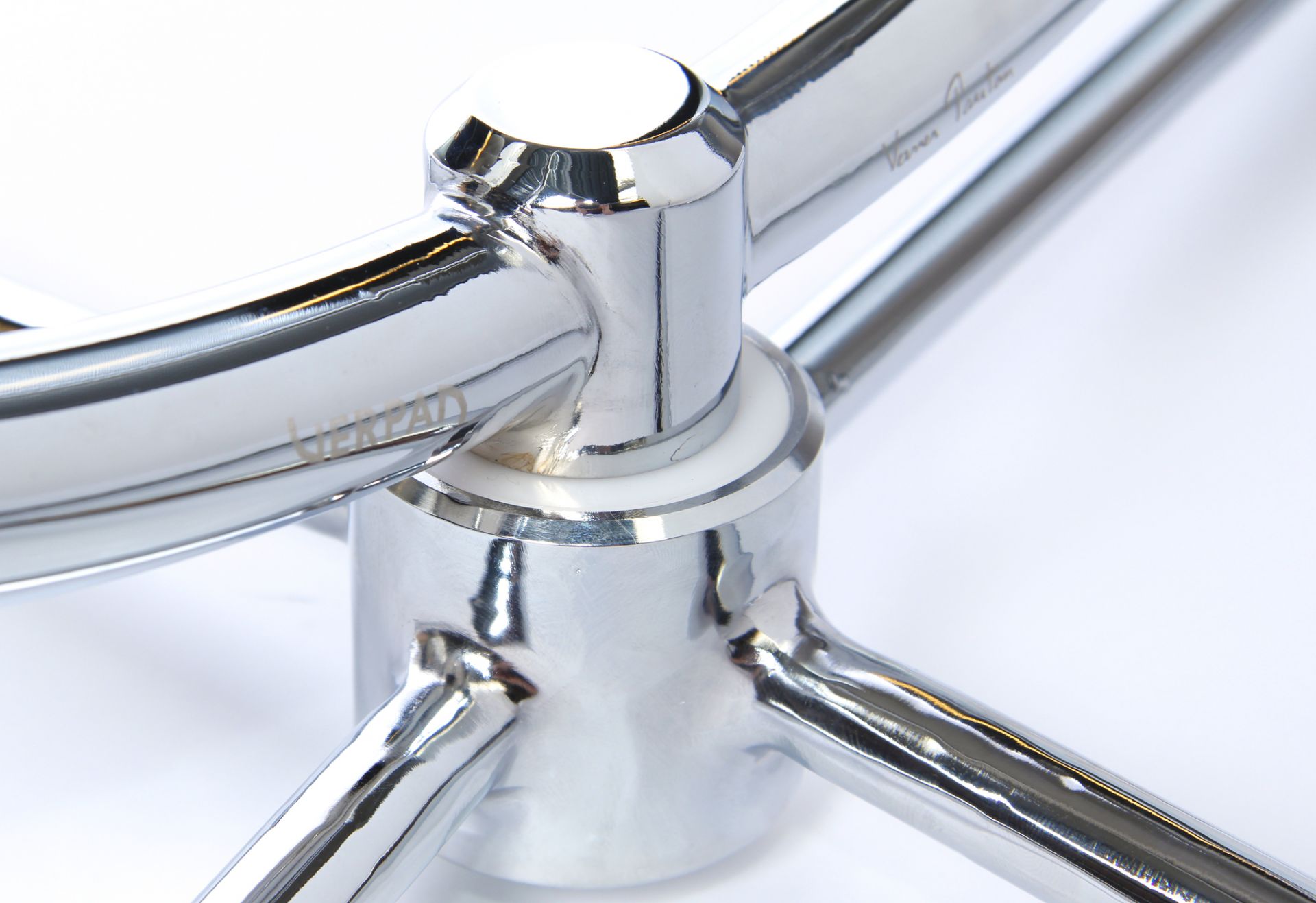 Detailaufnahme des Verpan System 1-2-3 Spiegels mit verchromtem Metallfuß und filigraner Verarbeitung.