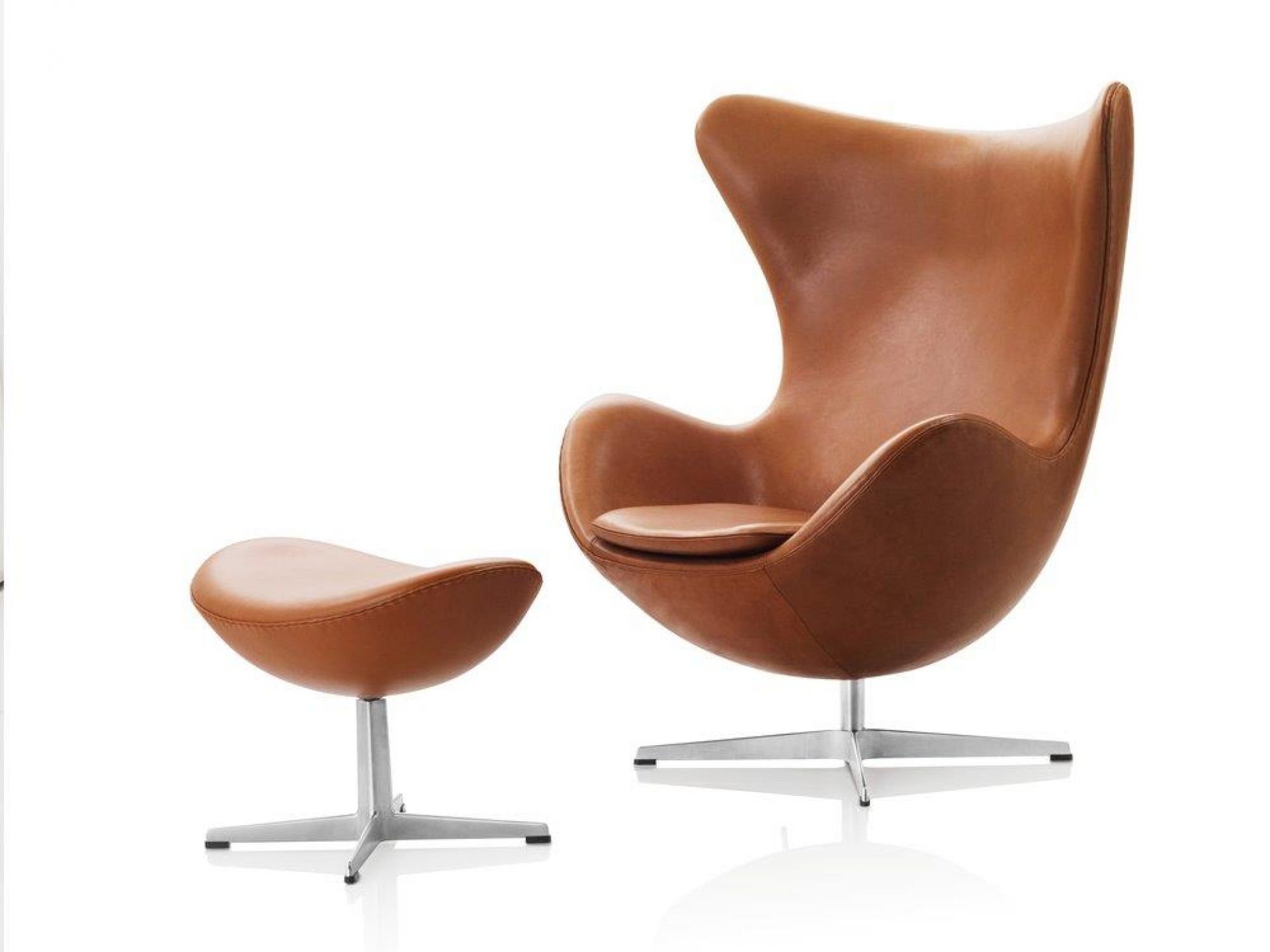 Brauner Egg Chair Sessel von Fritz Hansen mit passendem Hocker auf weißem Hintergrund.