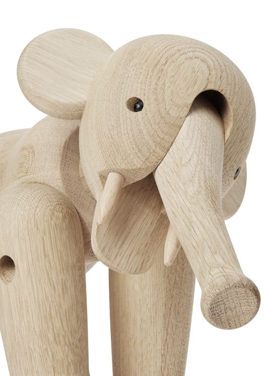Detailaufnahme des Kay Bojesen Elefanten aus Eichenholz, ein dänisches Design Holzspielzeug.