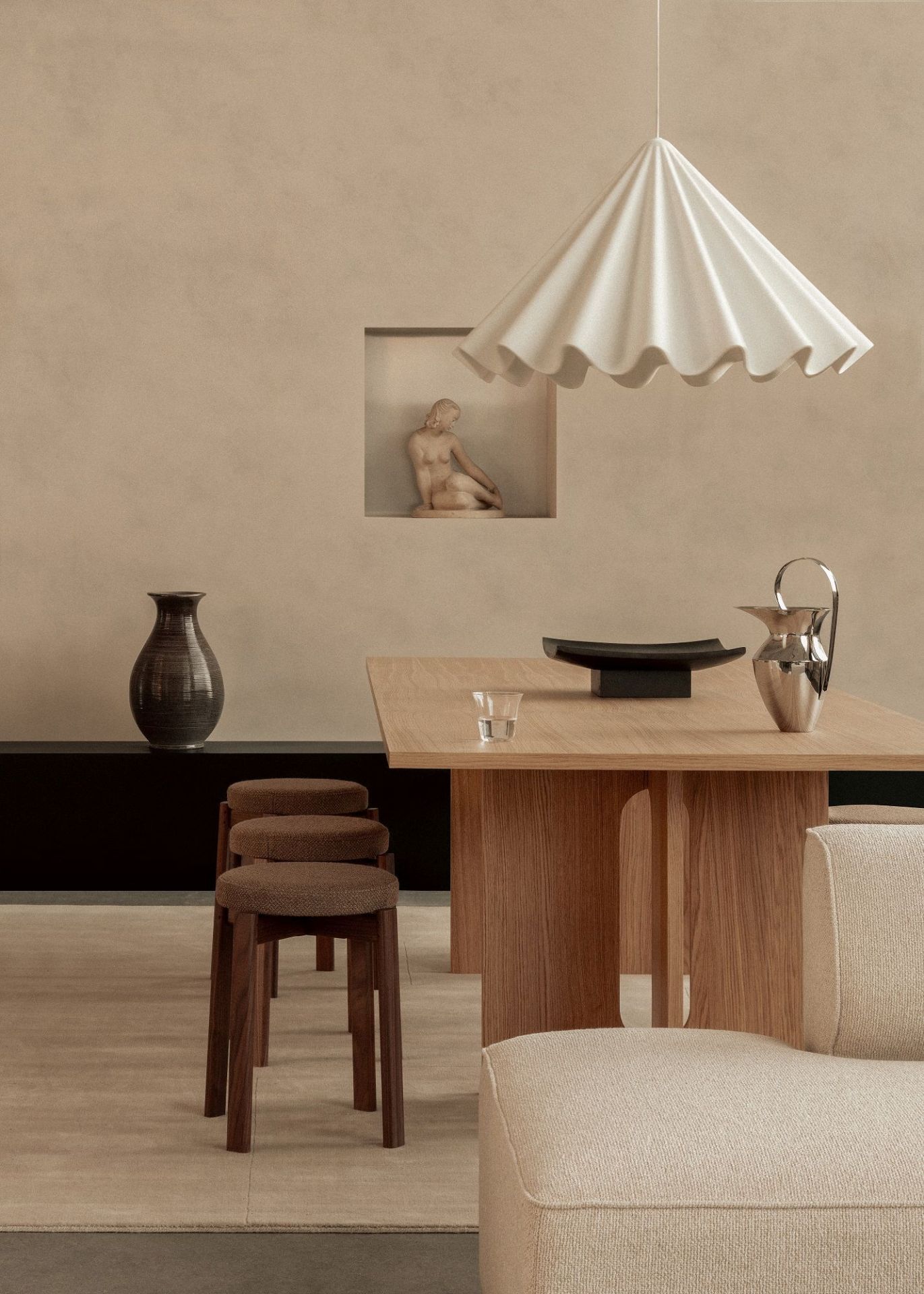 Passage Stool Hocker von Audo Copenhagen aus Holz mit braunem Sitzpolster im Interieur.