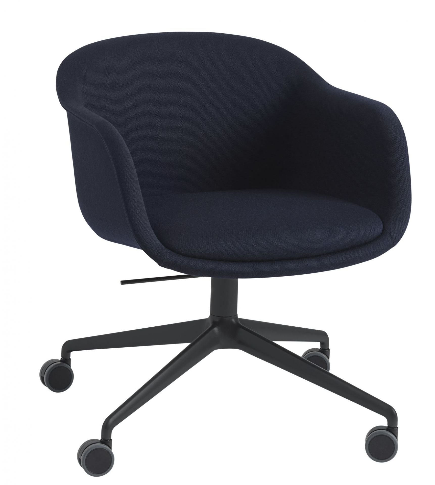 Muuto Fiber Armchair mit Drehfuß und Neigung, blauer Bürostuhl mit Rollen.
