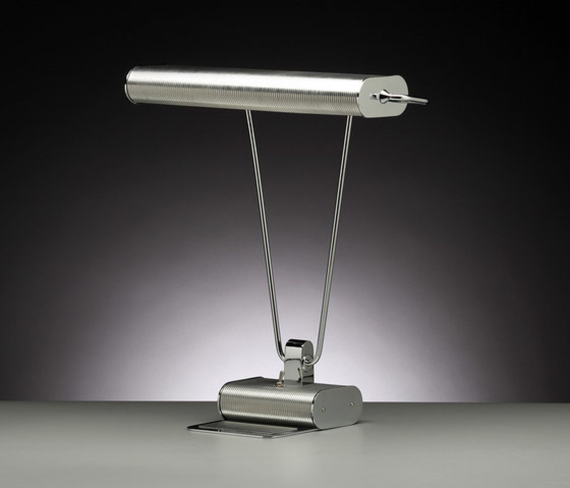 AD34 Art Déco Schreibtischleuchte Tecnolumen: Silberne Tischleuchte im Art Déco Stil.