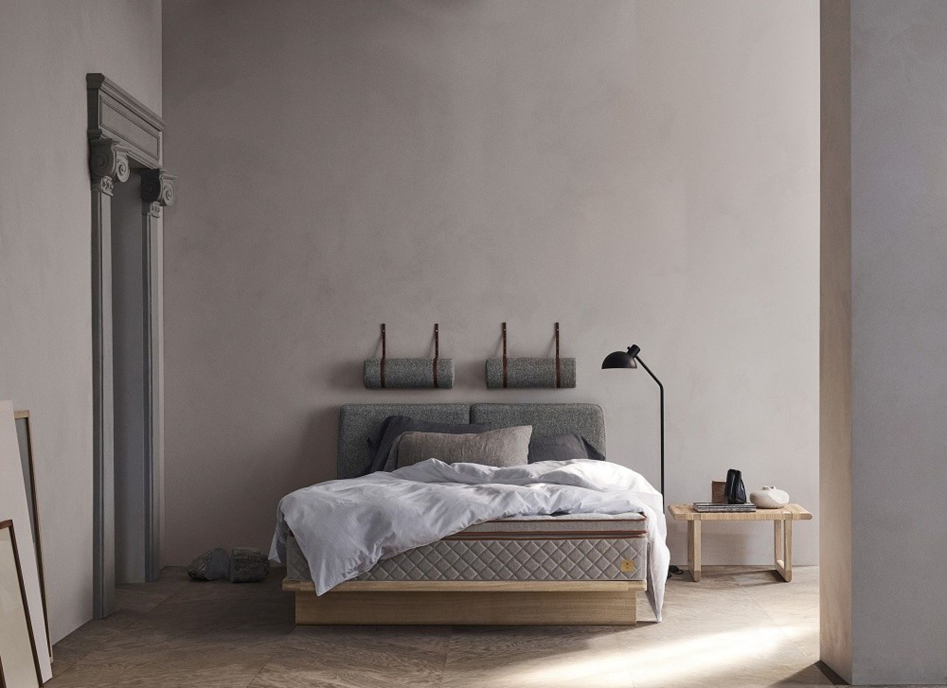 Skandinavisches Schlafzimmer mit Borge Mogensen Bett von Carl Hansen, Nachttisch und minimalistischer Dekoration.