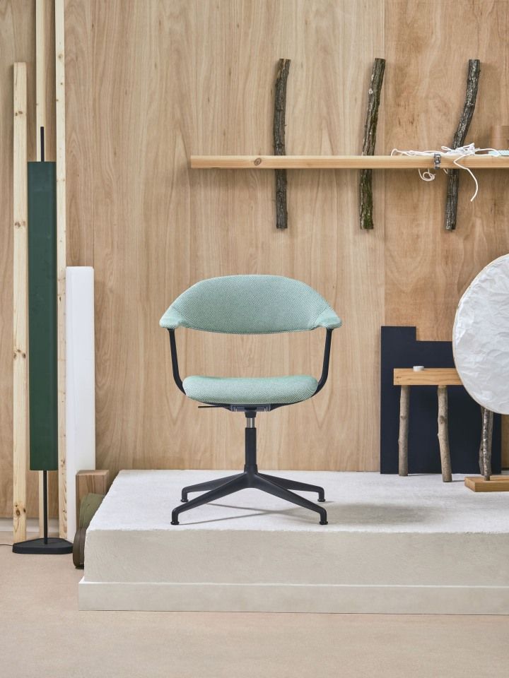 Vitra Mynt Bürodrehstuhl mit mintgrünem Sitz und Rückenlehne vor einer Holzwand im modernen Büro.