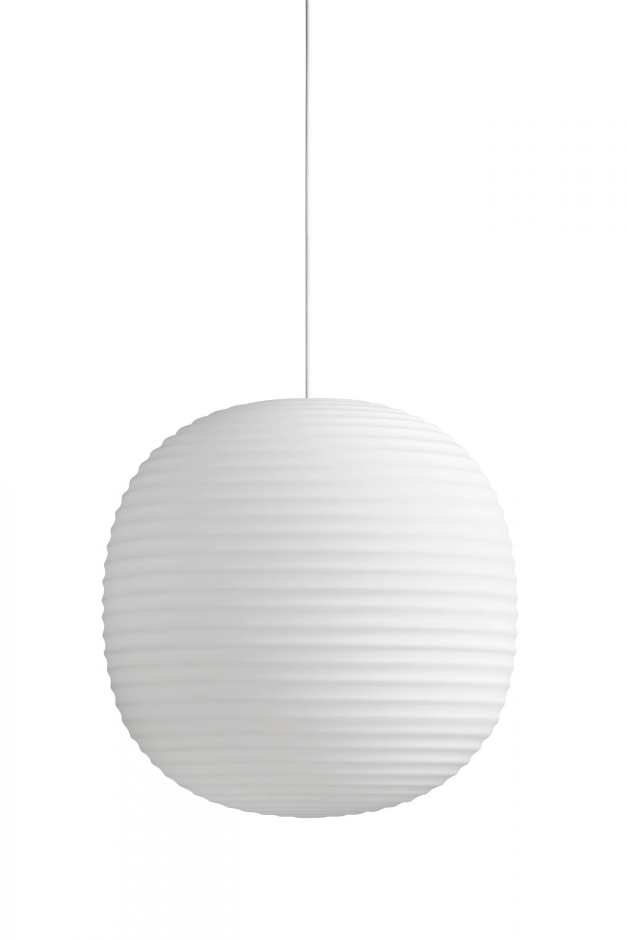 Weiße, runde Lantern Pendelleuchte von New Works, Ø 40 cm, Hängeleuchte für Wohnraum.