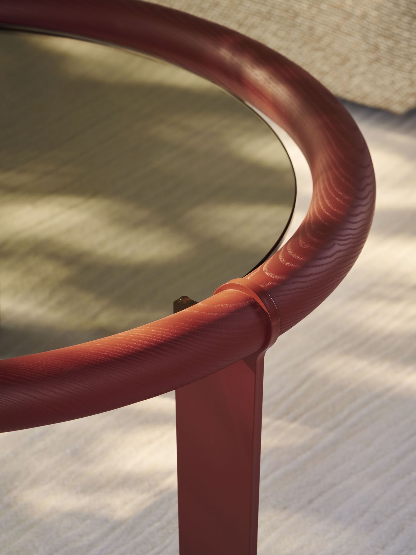 Detailaufnahme: Roter Boia Couchtisch mit runder Glasplatte und Holzrahmen. Moderner Beistelltisch.