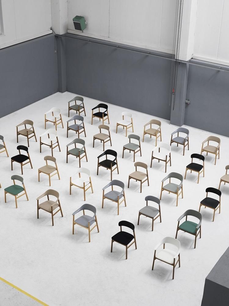 Ansicht von oben: Viele Herit Stühle von Normann Copenhagen in verschiedenen Farben und Stoffen.