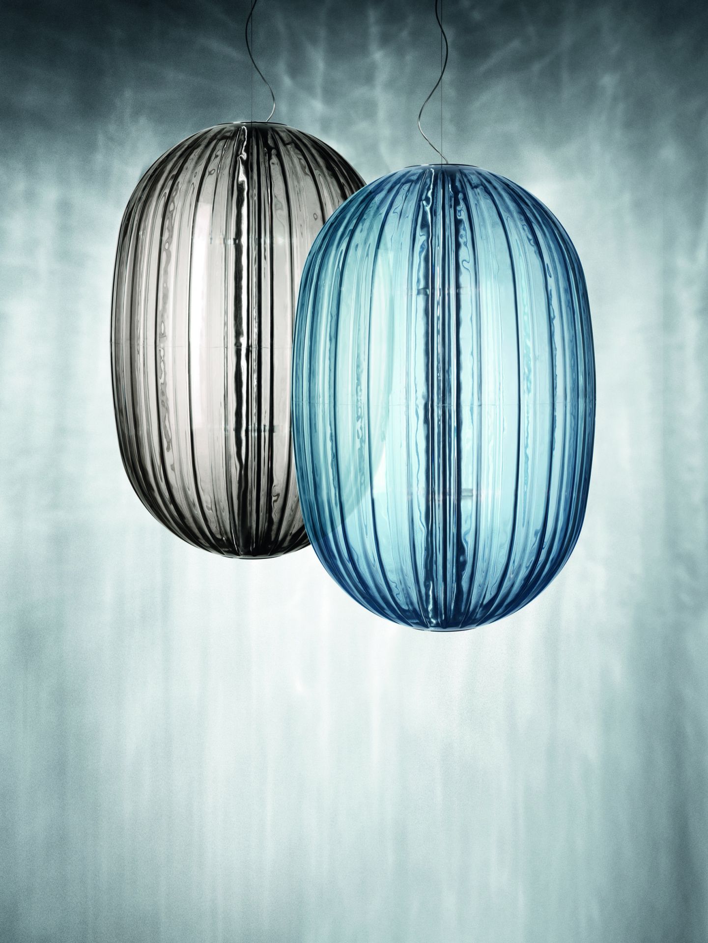 Zwei moderne PLASS Hängeleuchten von Foscarini in Grau und Blau, Halogen/LED, für stilvolle Innenbeleuchtung.