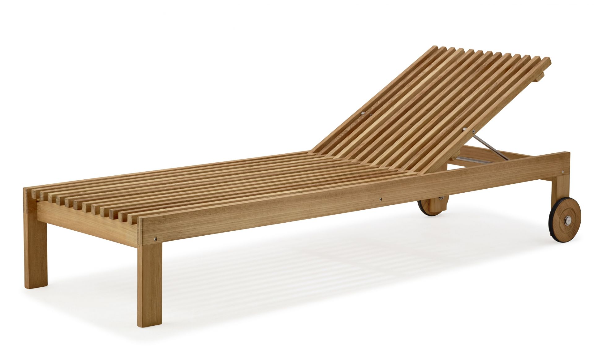 Amaze Sonnenliege von Cane-Line aus Teakholz mit verstellbarer Rückenlehne und Rädern.
