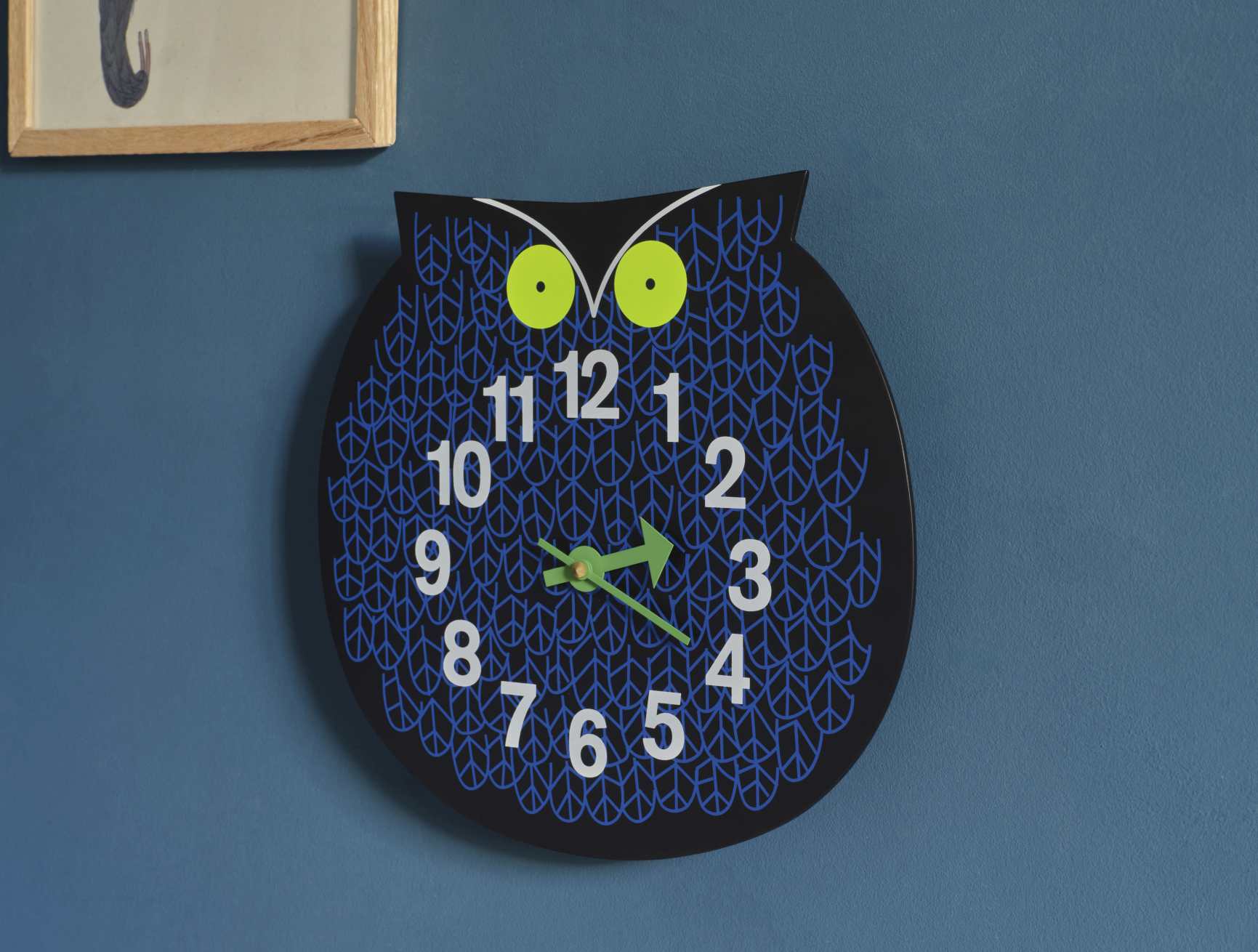 Omar the Owl Zoo Timers Wanduhr von Vitra mit Eulen-Design in Schwarz und Blau.