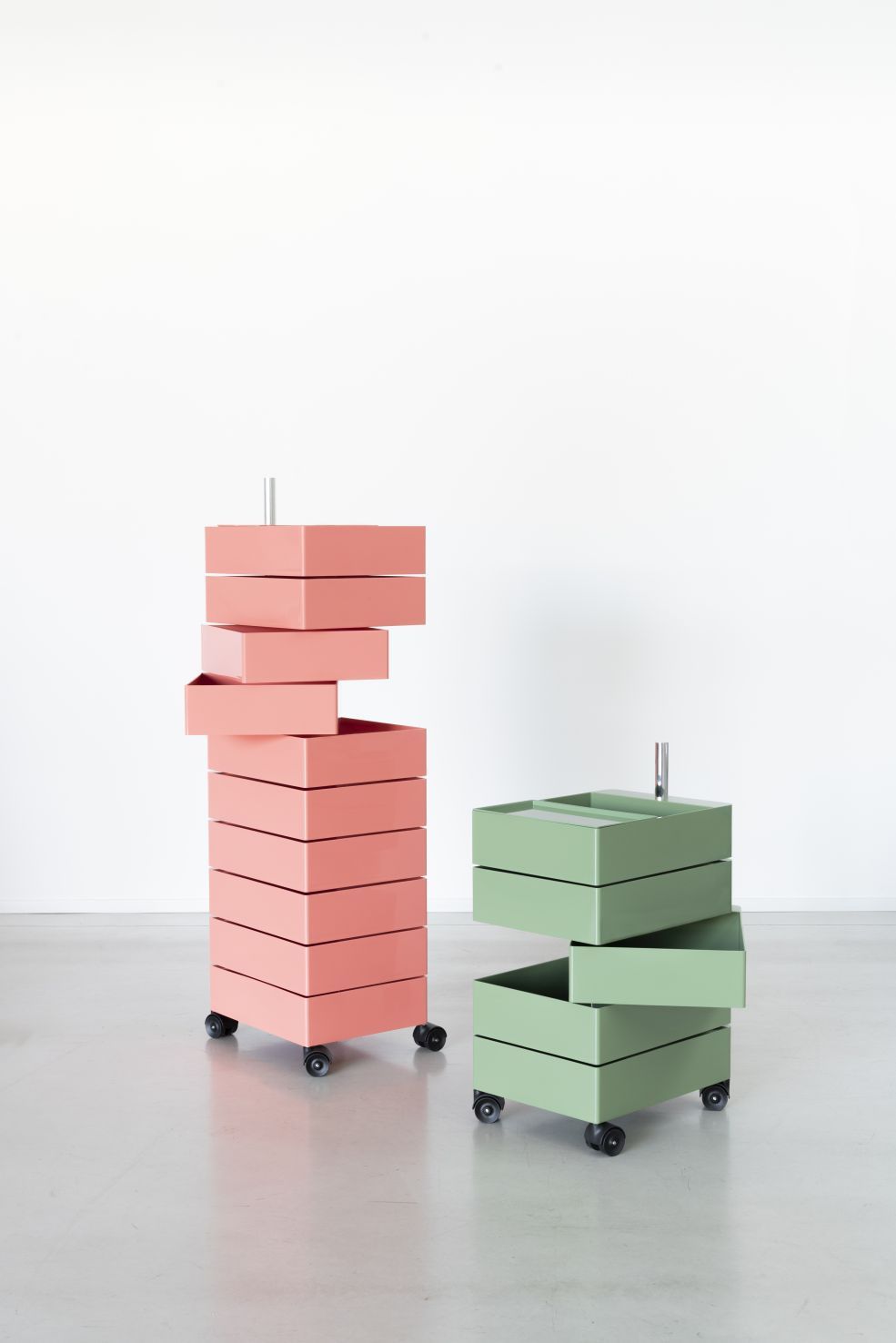 Magis 360° Container in Rosa und Grün, rollbarer Schubladencontainer für Büro und Zuhause.
