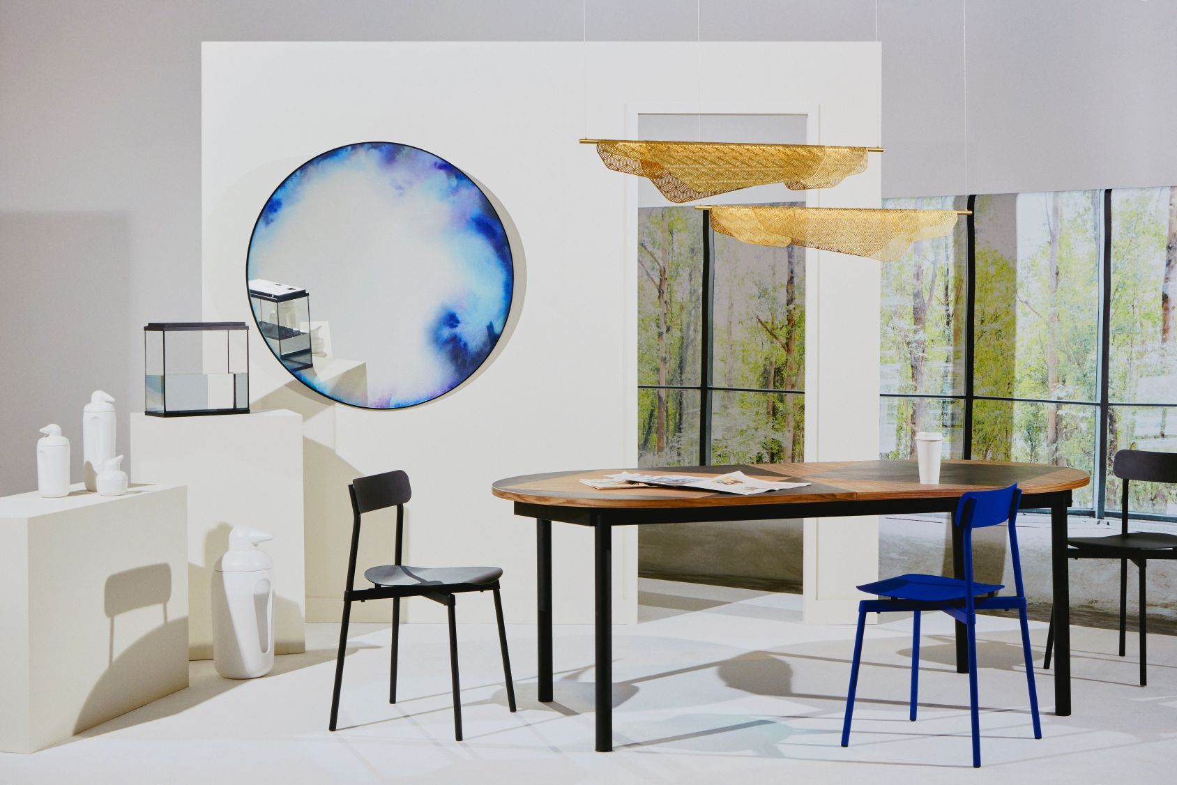Goldene Mediterranea Pendelleuchte von Petite Friture über Esstisch in modernem Interieur mit Stühlen und Dekoration.