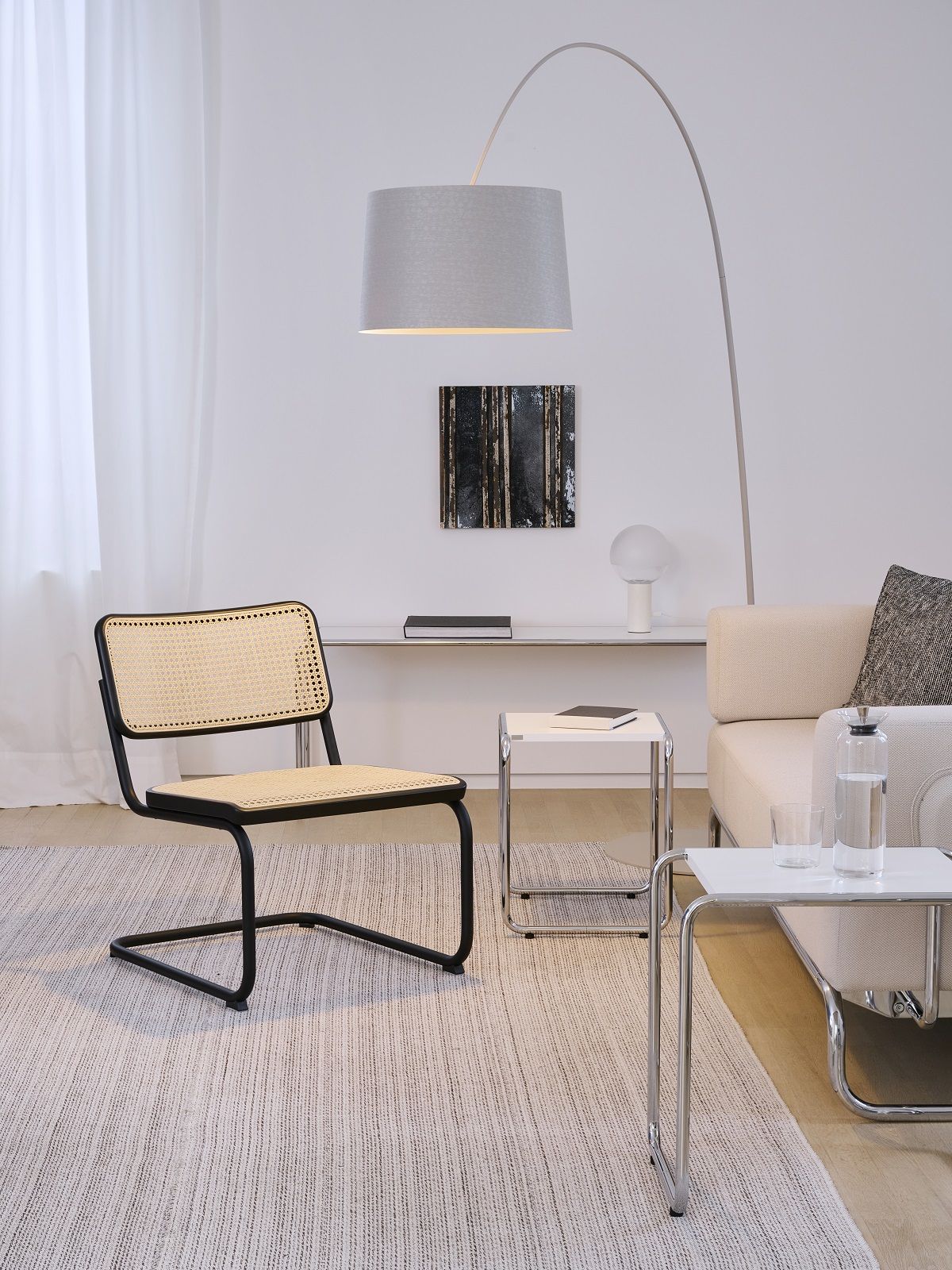 Thonet S 32 VL Lounge Chair mit Rohrgeflecht in modernem Wohnzimmer Ambiente.