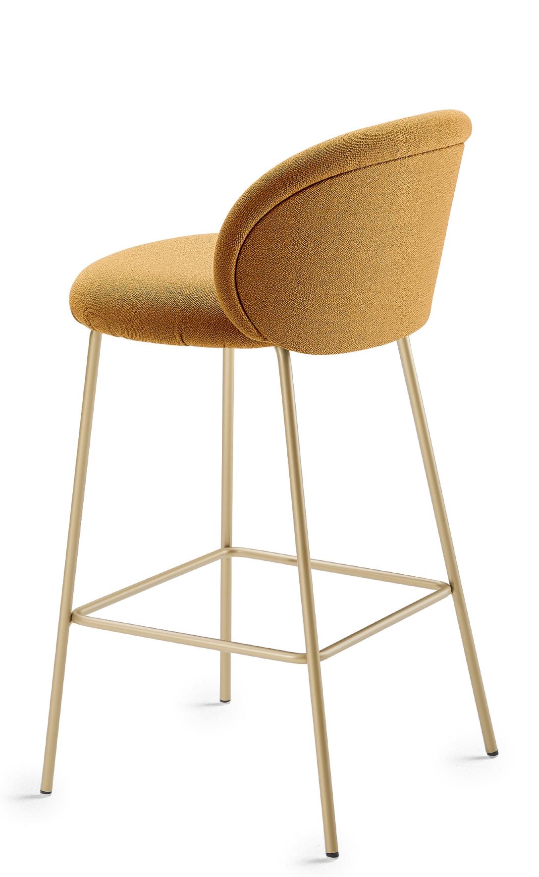 Ona Counterstool Barhocker von Freifrau Manufaktur, goldfarbenes Metallgestell, gelber Stoffbezug, Rückenlehne und Sitzfläche.