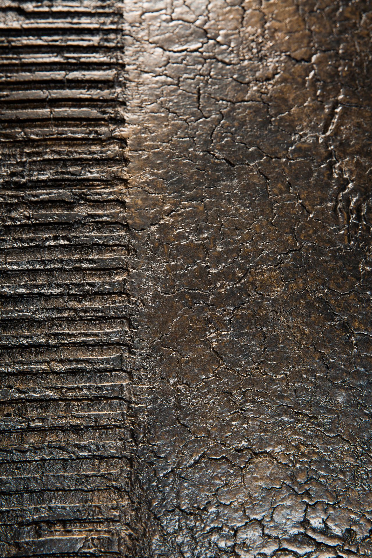 Detailaufnahme der Oberfläche vom Luna Couchtisch Lava Linear Ethnicraft mit auffälliger, rissiger Textur und geriffeltem Muster.