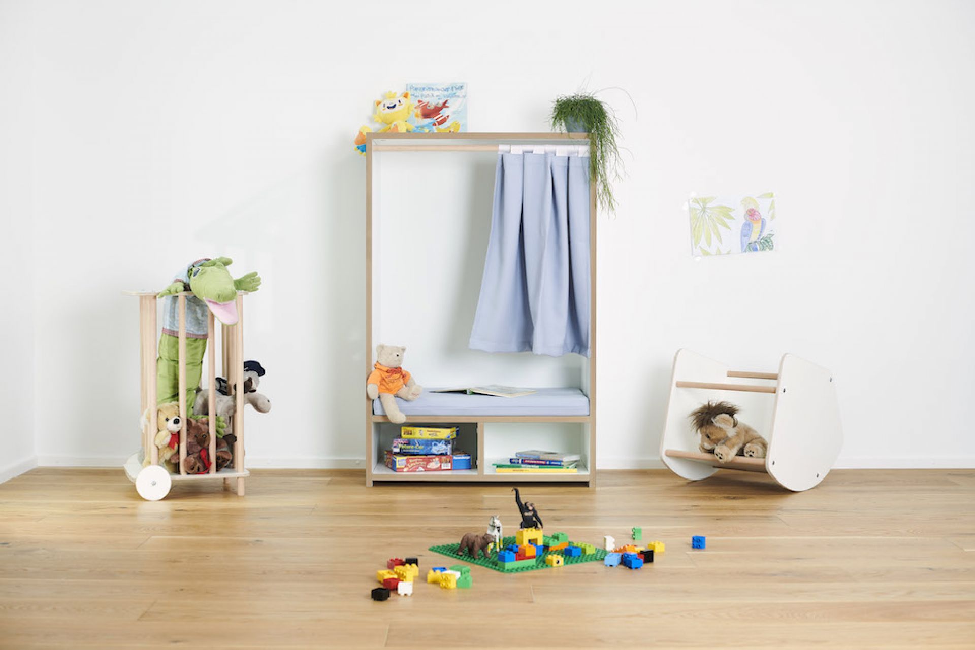 Tojo Kids Nische Lesebox im Kinderzimmer mit Spielzeug, Schaukelpferd und Bauklötzen auf hellem Holzboden.