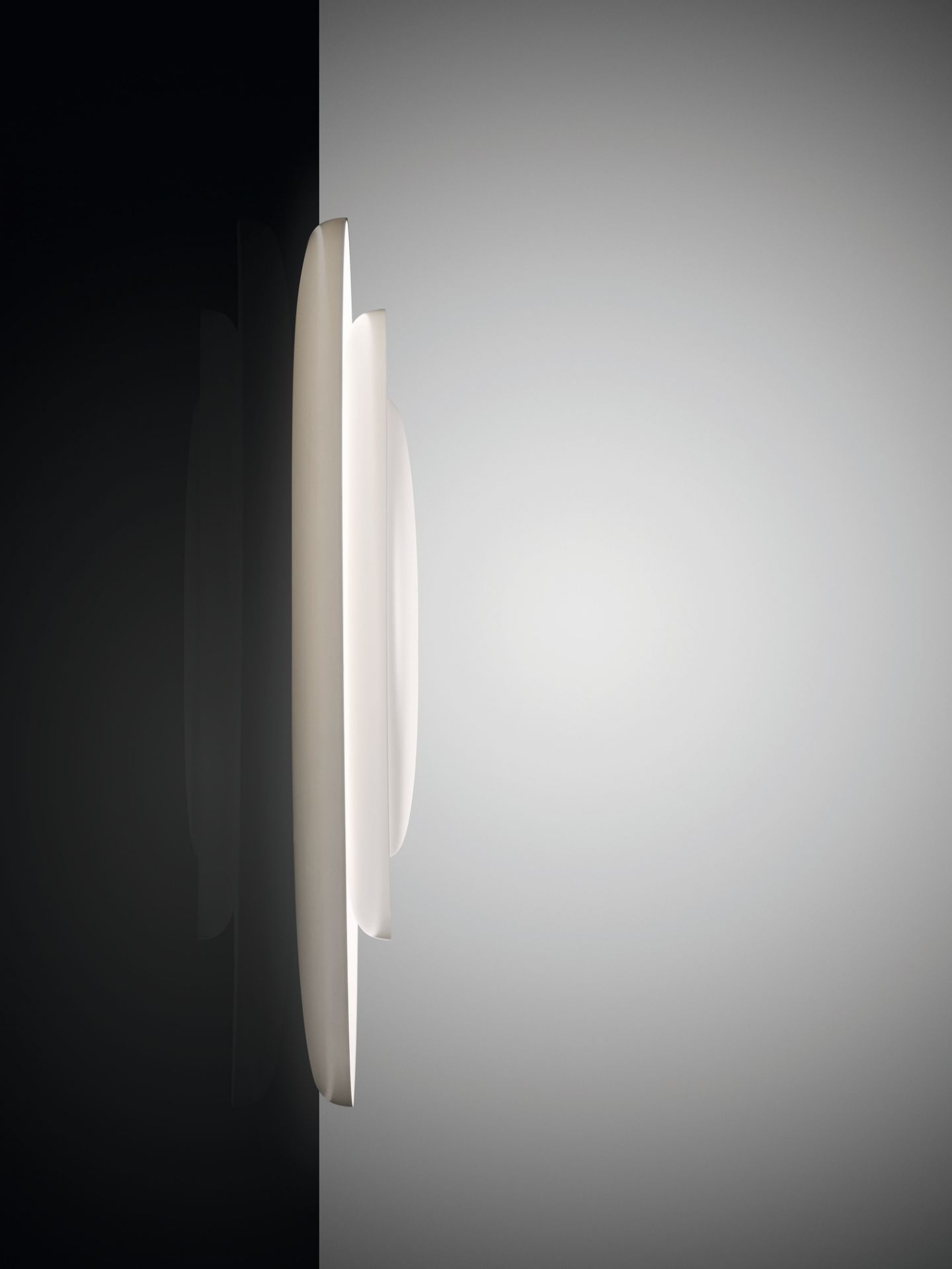 Bahia Wandleuchte von Foscarini: Moderne LED-Wandlampe in Weiß, abstraktes Design für indirekte Beleuchtung.