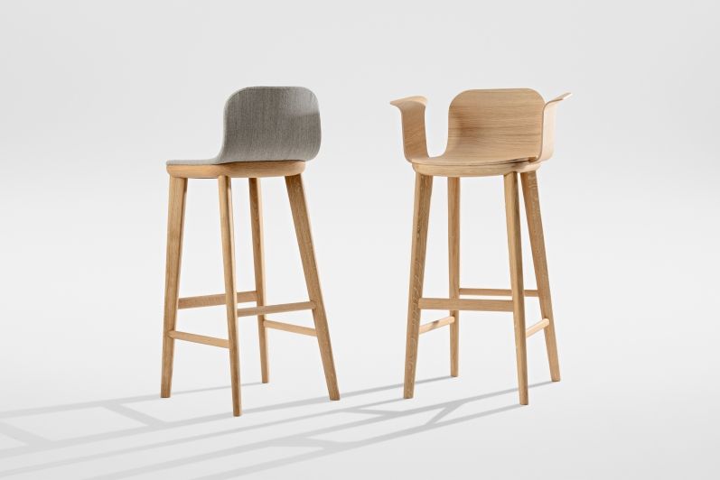 Zwei Aeon Barstool Barhocker mit Holzbeinen, einer mit grauem Stoffbezug, der andere aus hellem Holz.