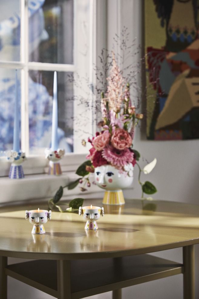Eva Teelichthalter 2er Set von Bjorn Wiinblad auf Tisch, Kerzenhalter mit Gesicht und Blumen.