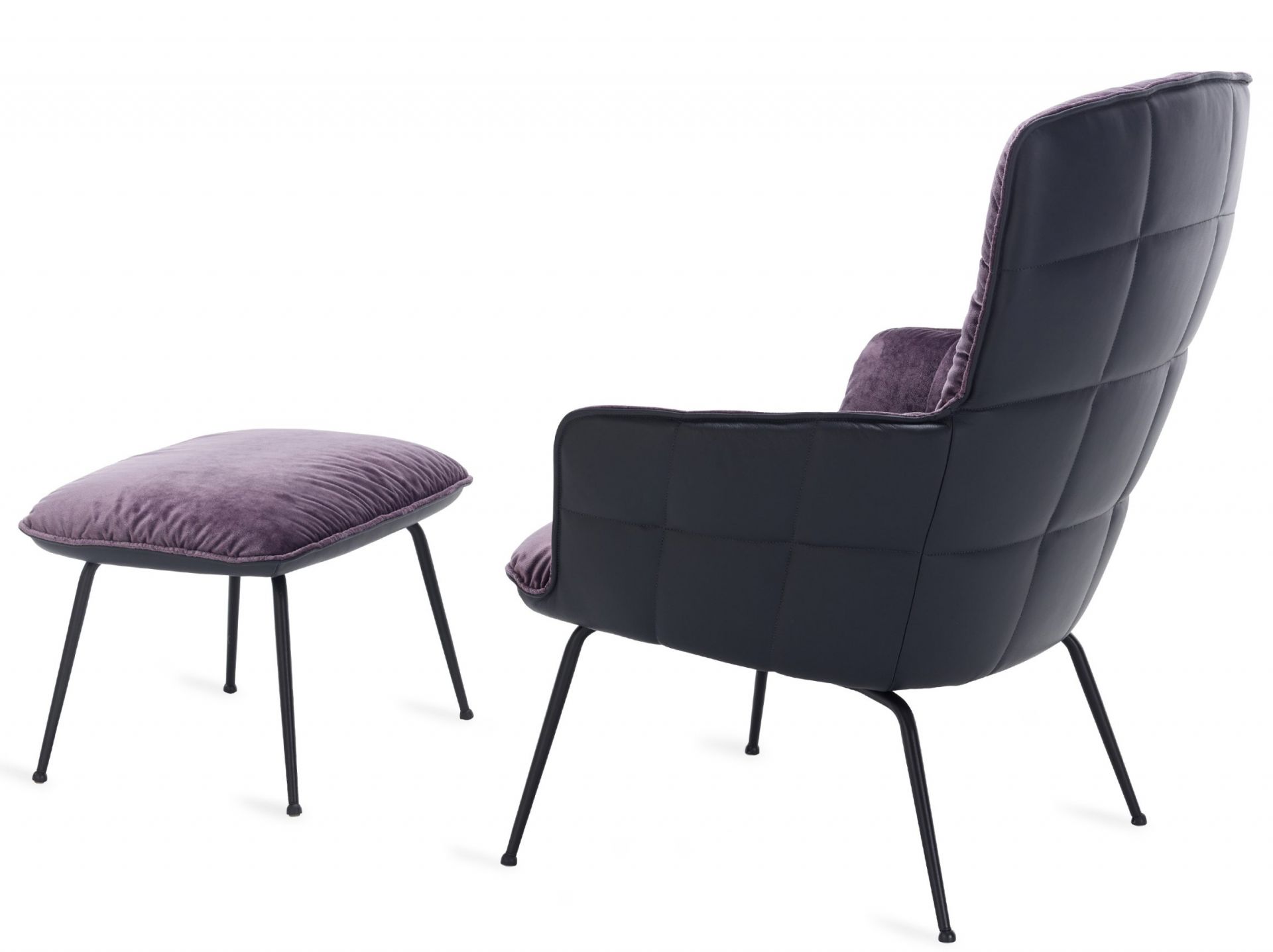 Marla Easy Chair High Sessel der Freifrau Manufaktur mit passendem Hocker in Lila und Schwarz.