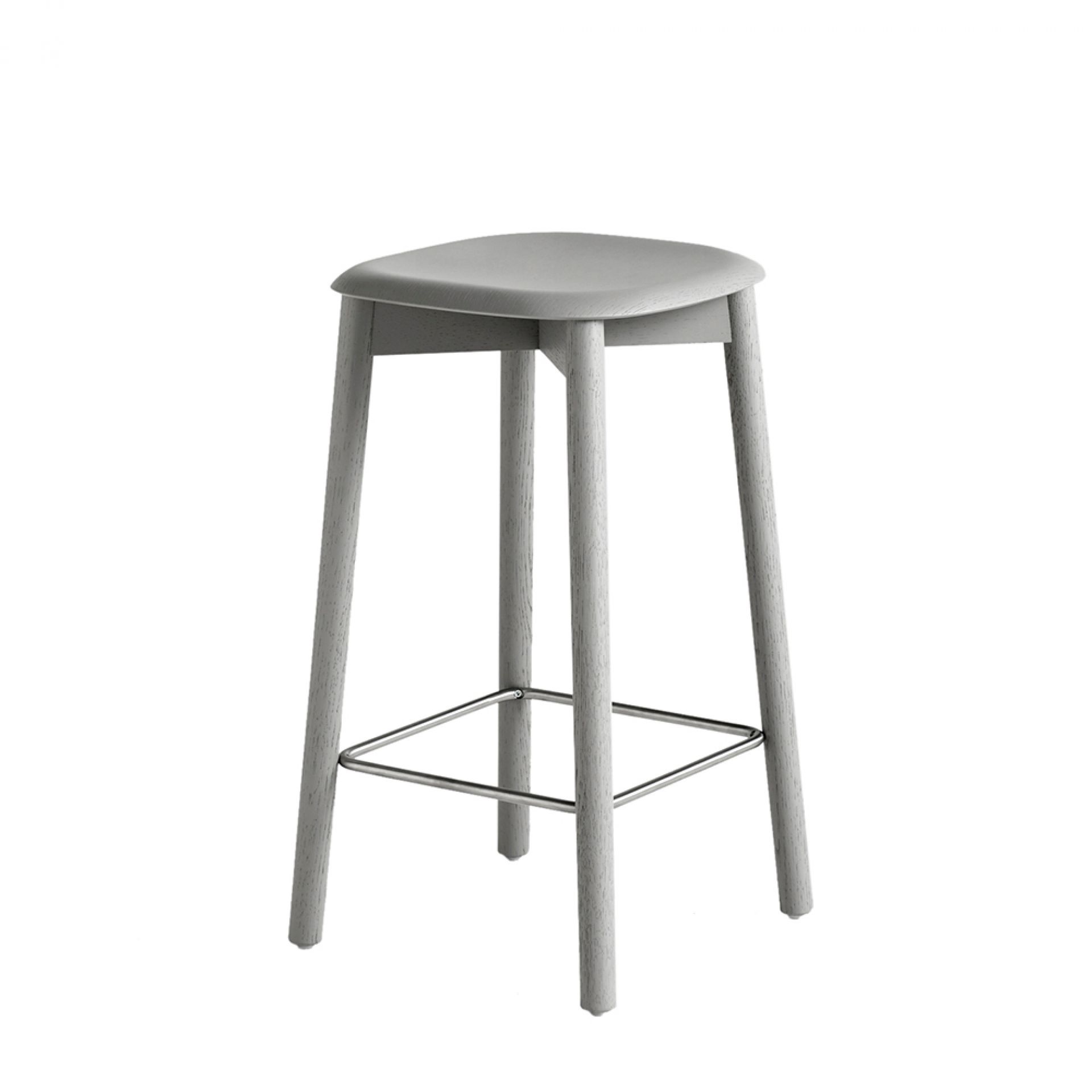Grauer Soft Edge Hocker von Hay mit Holzbeinen und Fußstütze aus Metall.
