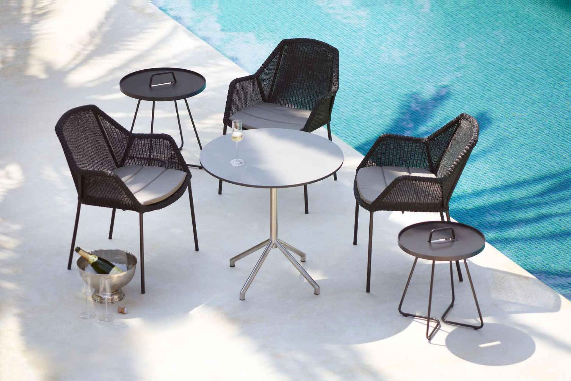 Breeze Cane-Line Stuhl mit Vierfußgestell in Weiß und schwarzem Geflecht, Outdoor-Möbel für Terrasse.