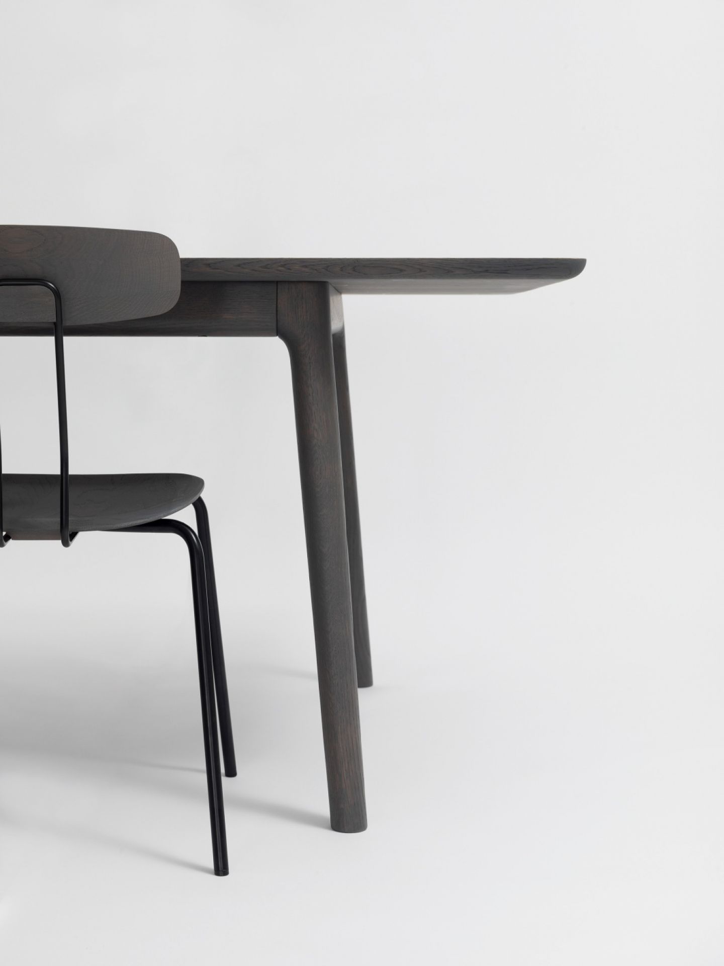 Okito Chair Stuhl von Zeitraum, dunkles Holz, minimalistisches Design, Esszimmerstuhl mit Tisch, moderne Möbel.
