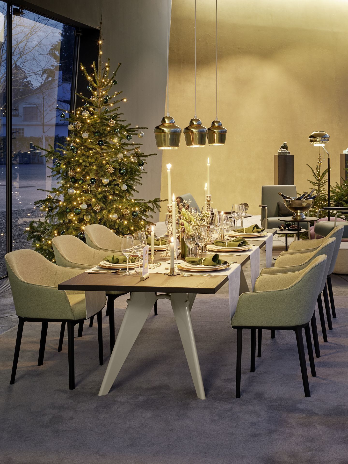 Festlich gedeckter Esstisch mit Vitra Softshell Chairs und Weihnachtsbaum im Hintergrund.