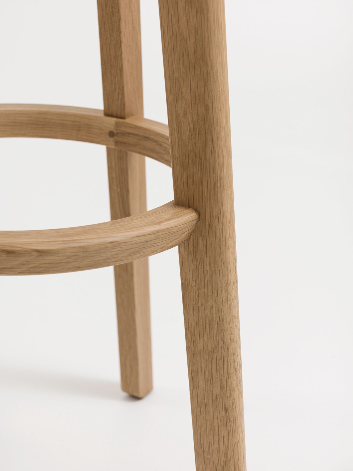Detailaufnahme eines hellen Holz-Barhockers mit Fußstütze, Höhe 80 cm, für Küche oder Bar.